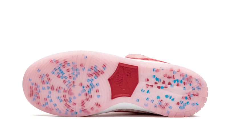 Nike SB Dunk Low Strange Love